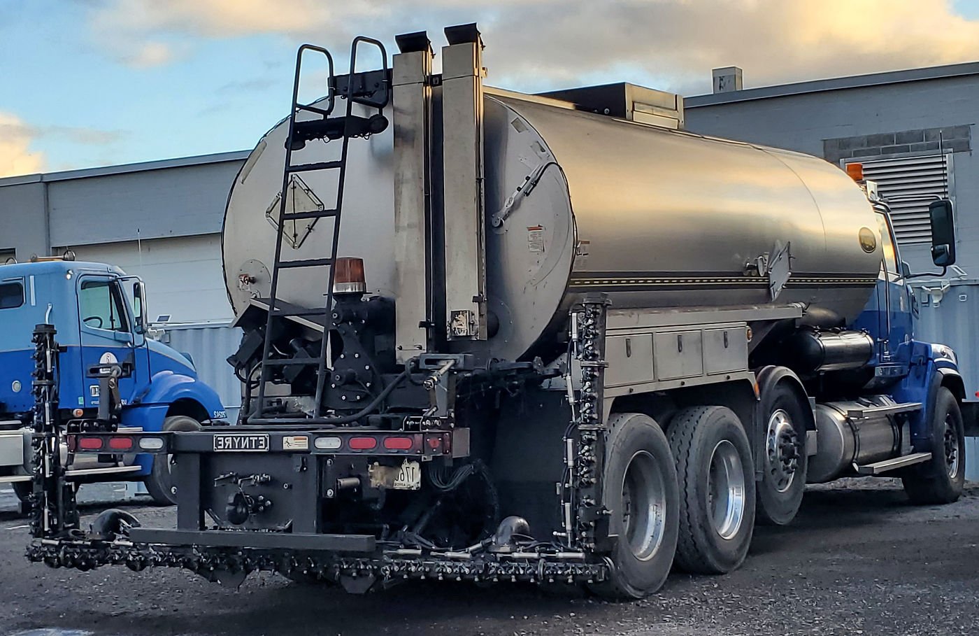 Asphalt distributor equipment cleaning